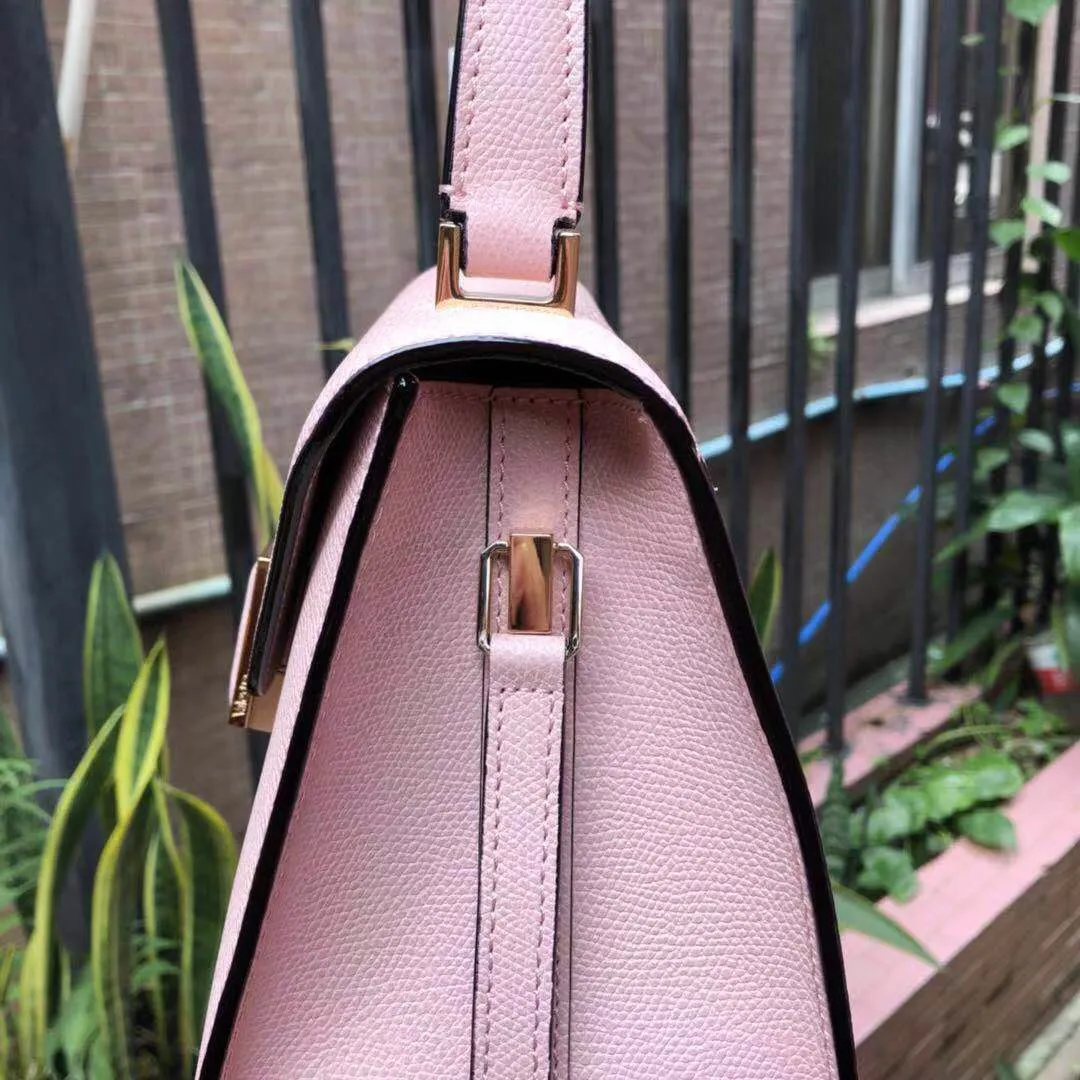 In stock👉Original small size light blue👉Valextra Valextra Iside, known as Italian Hermès, is one of the most representative designs of Valextra. There is no obvious logo, but the simple collective line design is very recognizable, full of architectural art, and shows a capable and intellectual style. It is made of imported palm-print lining cowhide, with up to five stitches of handwork, and the shiny oil edges test the skill of the craftsman. Small size: 22Cm